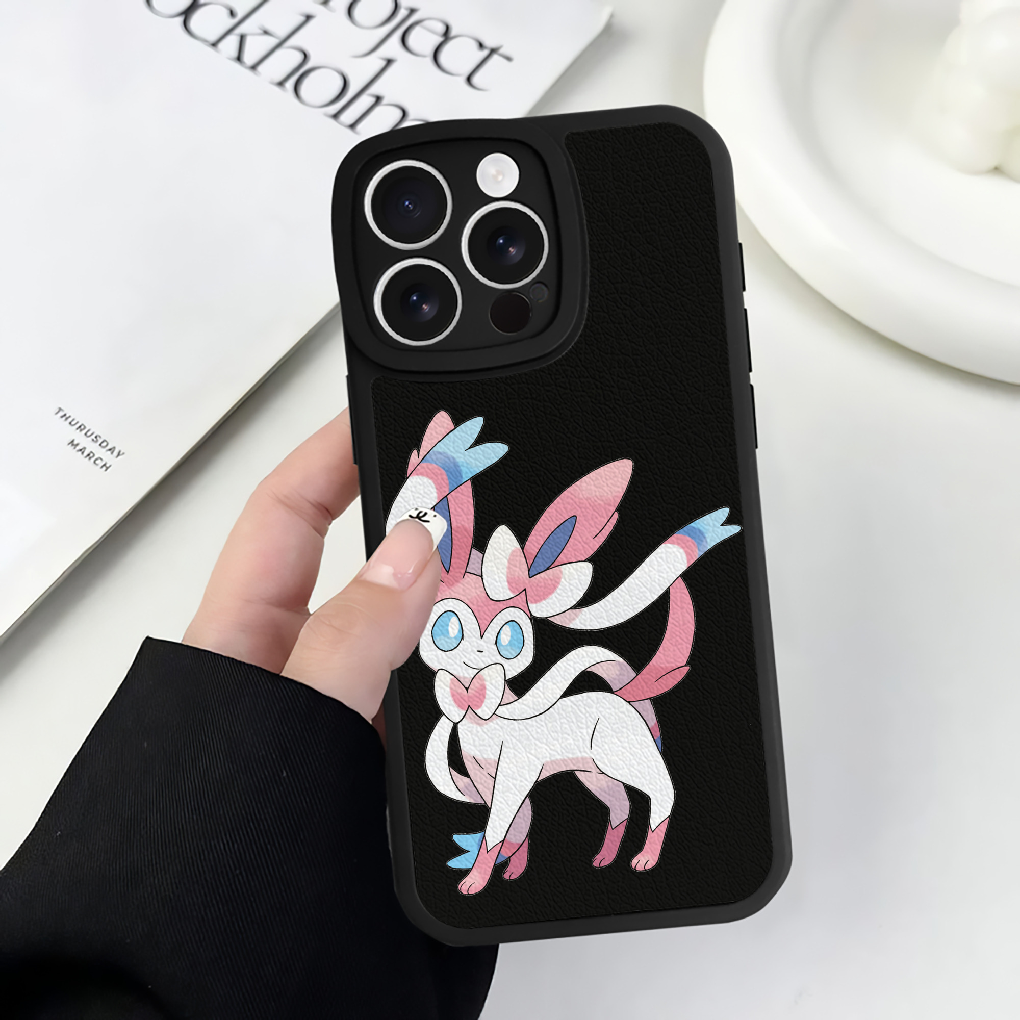 （画像用） ポケットモンスター Pokémon 【iPhone 16シリーズ対応】シリコンスマホケース（レザー調） 材質：シリコン